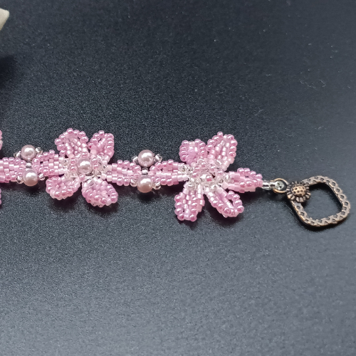 Pinks beaded flower bracelet - Image 4